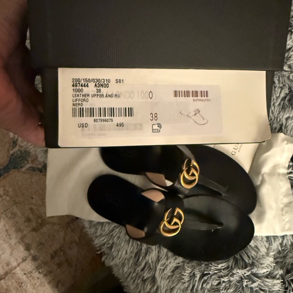 Gucci Black Leather Sandals with Gold Emblem - Picture 8 of 16